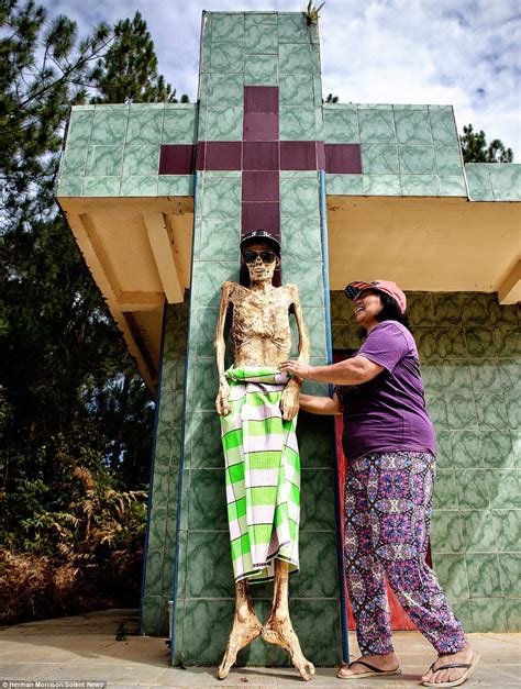 Indonesia S Toraja Community Honour Their Dead Relatives In The Ma Nene Festival Daily Mail Online