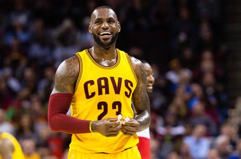 Founded in 2004, the lebron james family foundation commits its time, resources, and efforts to the kids and families in akron who need it most. LeBron James basketbal topper van de Cleveland Cavaliers ...