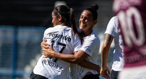 Jogadoras do corinthians fazem protesto antes do início do jogo. Feminino: Corinthians mantém a base campeã com renovações ...