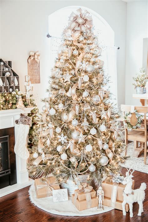 Bộ Sưu Tập Christmas Tree Decorations In Gold Từ Các Nhà Thiết Kế Hàng đầu