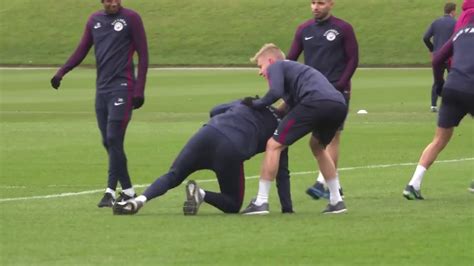Kevin de bruyne rates the fashion sense of his team mates. ЗИНЧЕНКО ИЗБИЛ ДЕ БРЮЙНЕ ||| Zinchenko beat De Bruyne to ...