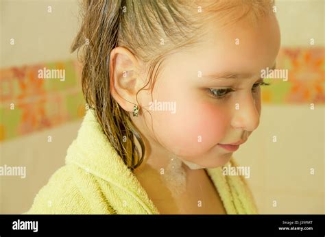 Schöne Mädchen Spielen Unter Der Dusche Im Bad Mit Einem Gelben Bademantel Stockfotografie Alamy
