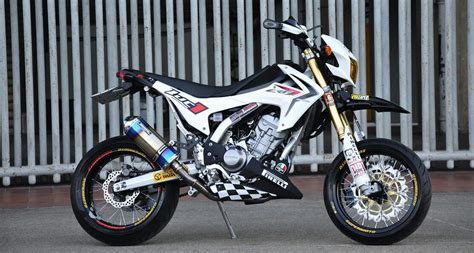 Mar 90 africa twin, paris dakar replica based on the transalp, but fitted with a larger capacity 6 valve engine,twin round headlights fitted into the fairing, handguards fitted to the handgrips and a large bash plate on the sump. 2016 Honda CRF250M Motard / SuperMoto CRF300M USA? New CBR ...