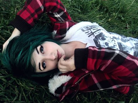 I Dont Like A Lot Of Green Hair But This Is Very Nice Emo Scene Hair Scene Hair Dark Green