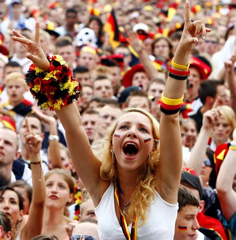 Bmw zubehör zur fußball wm 2014, auch auf der suche nach fanartikeln zur wm werden sie mneil85: Public Viewing in Berlin zur Fußball Weltmeisterschaft ...