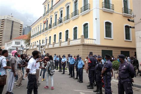 Visão Ânimos Exaltados Frente Ao Tribunal Durante Julgamento De Detidos Em Manifestação Em Luanda