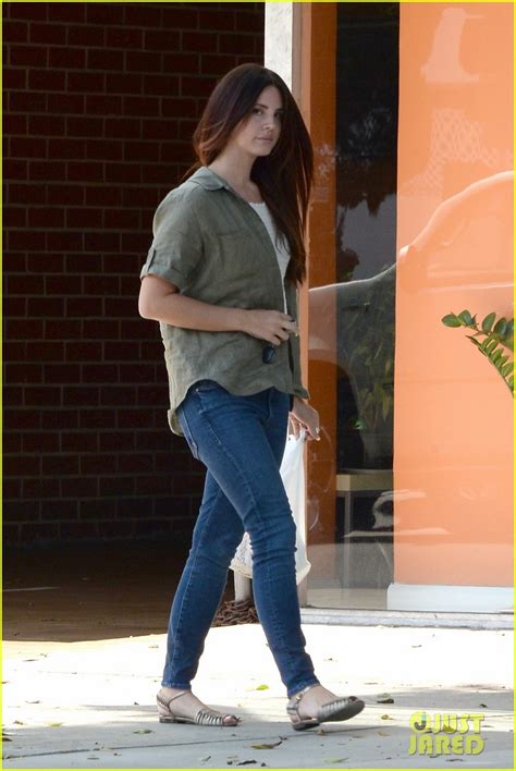 Photo Lana Del Rey Shows Off Her Midriff While Grabbing Lunch303 Photo 3741193 Just Jared