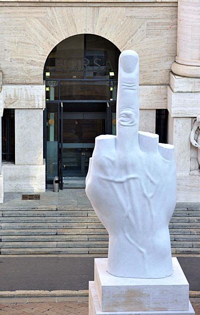(anatomy) middle finger, tall man. Mostrare il dito medio alla polizia? In Usa si può ...