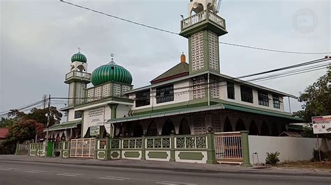 Tidak ada tradisi khusus sebenarnya, lebaran di sini dipenuhi oleh aktivitas silaturahim, suasananya sangat kekeluargaan. Suasana Pagi Raya | Masjid Al Mubin | Kampung Teluk - YouTube
