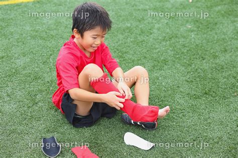 靴下を履くサッカー少年の写真素材 129291425 イメージマート