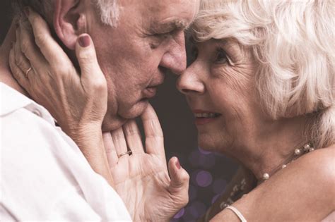 Az idős emberek is szexelnek. Miért? | Looking into eyes, Couples, Couple photos