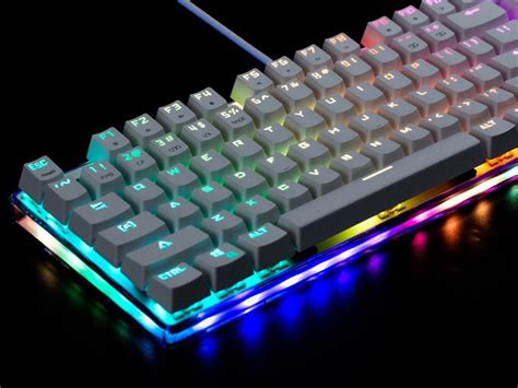 虹色に光り輝くコンパクトなUSBゲーミングキーボード - ITmedia PC USER