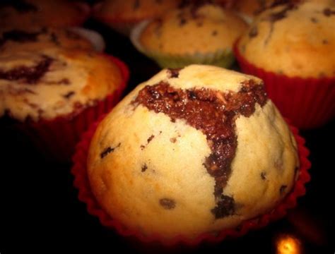 Das mehl sieben, dazugeben und nur kurz unterrühren. Muffins mit cremigem Kokos-Schokokern - Rezept - kochbar.de