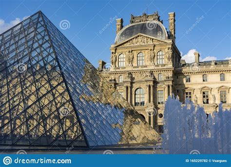 Pyramide Van Het Louvre Redactionele Fotografie Image Of Daglicht