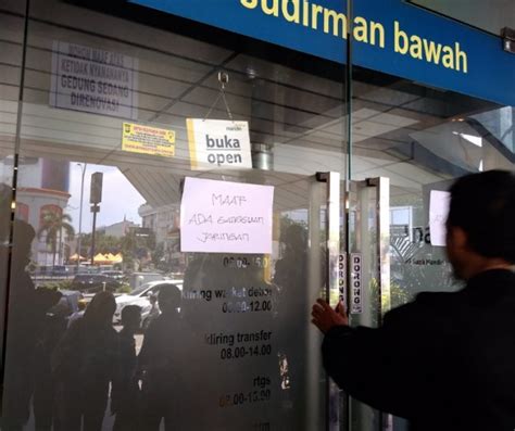 Bank mandiri terus melakukan transformasi bisnis untuk meningkatkan kualitas produk dan layanan sebagai bentuk adaptasi atas perkembangan digitalisasi institusi keuangan. Keluh Kesah Nasabah Bank Mandiri Pekanbaru, Dari Saldo Rp0 Hingga Berkurang Rp6 Juta Dalam ...