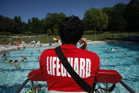 8 things you definitely know if you ve been a lifeguard lifeguard lifeguard certification