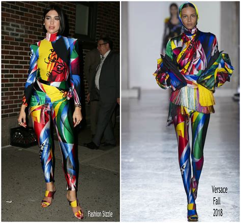 Дуа липа для versacemert alas, marcus piggott for versace дуа липа для versacemert alas. Dua Lipa In Versace @ The Late Show with Stephen Colbert ...