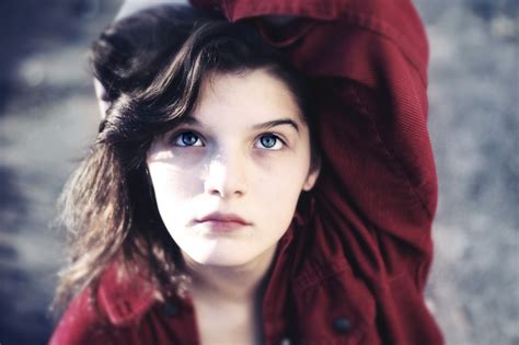 Masaüstü Yüz Kontrast Düşmek Model Portre Eller Gözler Esmer Kırmızı Fotoğraf Mavi