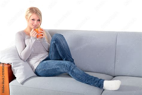 Attraktive Frau Genießt Einen Kaffee Auf Der Couch Stock Foto Adobe Stock