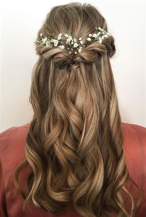 Pretty Half Up Half Down Hair Style Idea Using Flowers As