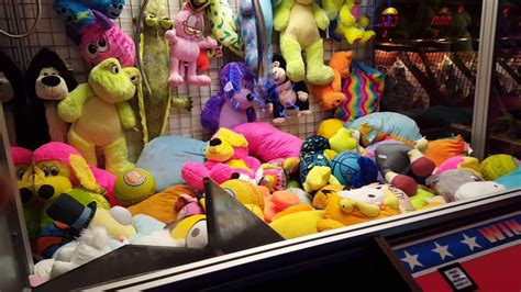Giant Claw Machine Win At Dave And Busters Youtube