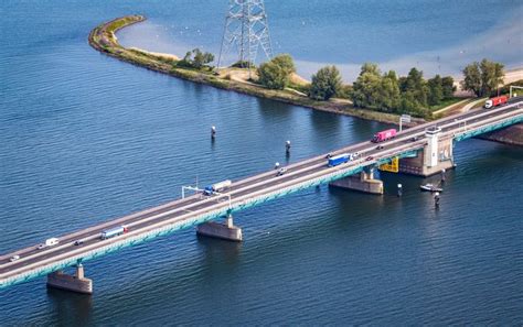 De brugklep wordt over twee jaar vervangen. Haringvlietbrug moet vanwege onderhoud meerdere nachten ...
