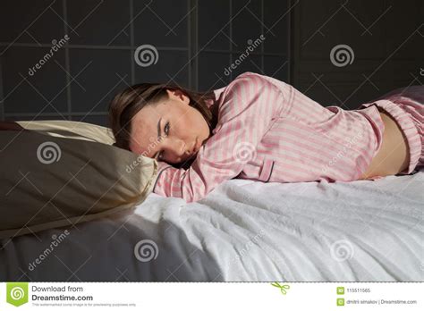 Brunettefrau In Den Rosa Pyjamas Die Auf Bett Liegen Stockbild Bild Von Frau Augen 115511565