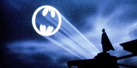 Batman Un Bat Signal Projeté Dans Le Ciel En Hommage à Adam West