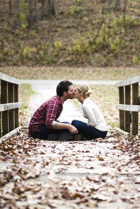20 The Best Engagement Photo Poses Examples Wedding Forward Fall Engagement Pictures