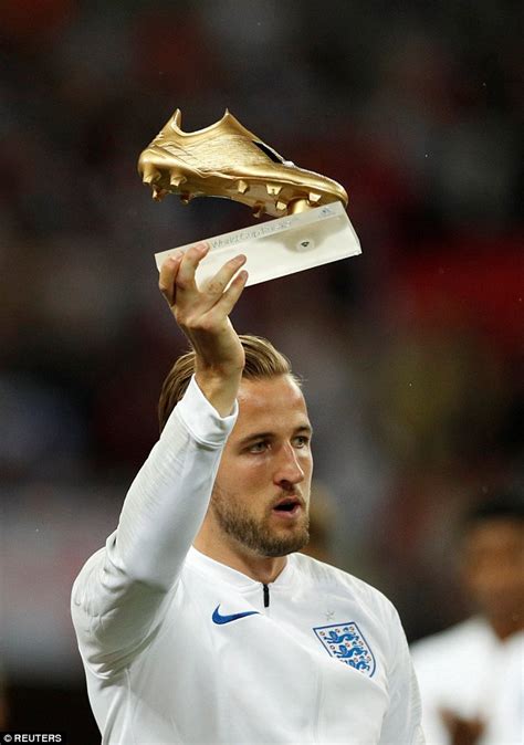 Superb end of the season displays against leicester and hull saw harry kane overtake romelu lukaku in the race for the golden boot. Harry Kane presented with the World Cup Golden Boot by ...