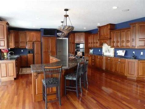Amazing gallery of interior design and decorating ideas of curved island countertop in kitchens by elite interior designers. Don't you love the large curved island! | Curved kitchen ...