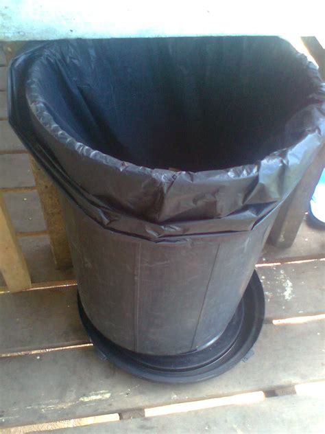 Tong sampah indonesia ukurannya kecil dan harganya mahal sumber gambar. LoNgK@i_2U (*_*): Tong Sampah digunakan dengan baik ...