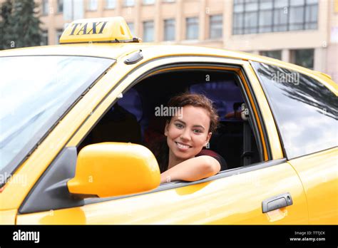 Female Taxi Driver Fotografías E Imágenes De Alta Resolución Alamy