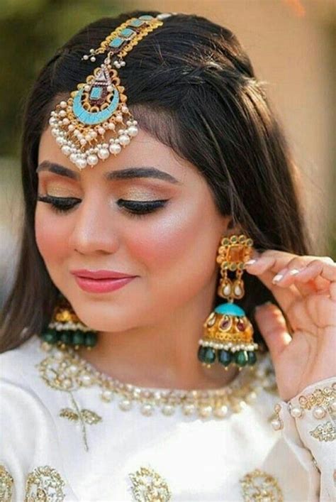 Pin By Bhumika Varshney On Ideas For The House Pakistani Bridal Makeup Bridal Hair Buns
