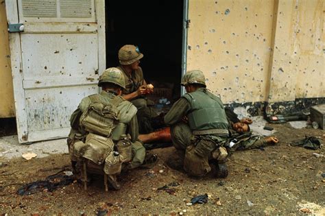Huế 1968 Marines Treating A Wounded Vietnam History Vietnam War