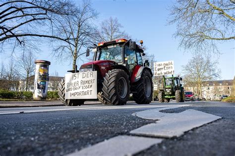 Landwirte Blockieren Zufahrten Zur Autobahn 45 Mit Traktoren