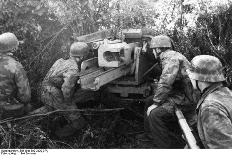 Photo German Paratroopers Firing A 75 Cm Pak 40 Anti Tank Gun