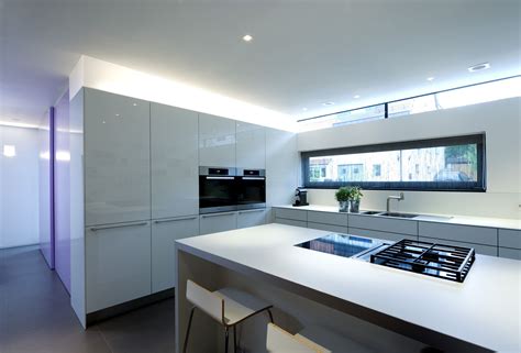 Weiße Küche Mit Lichtband Bauemotionde