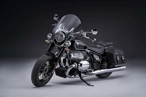 Bmw R18 Classic Debuts With Subtle Differences Asphalt And Rubber