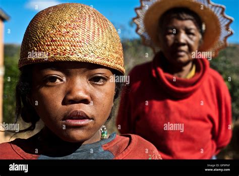 abuela y nieta pertenecientes a la etnia betsileo madagascar fotografía de stock alamy