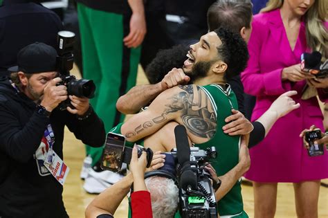 Derrick Whites Dad Reacts To Season Saving Celtics Buzzer Beater ‘omg