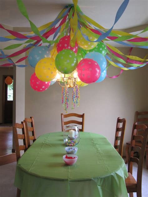 With helium balloons and string, they do using streamers or thick tape, tape them against a shut door. Adornos con globos - ideas geniales para decorar una fiesta