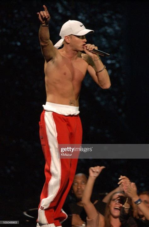 News Photo Eminem Performs At The 2002 Mtv Video Music Awards
