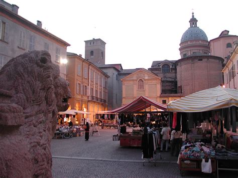 Filereggio Emilia Piazza San Prospero Sera Wikipedia