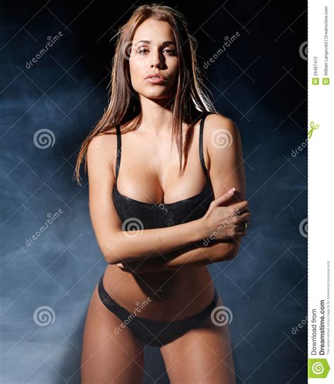 Piękna Kobieta Ubierająca W Seksownej Bieliźnie Zdjęcie Stock Obraz