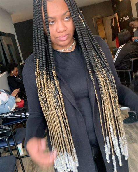 These knotless braids do not use the big twist that done in more unique box braids. 🔑KeyKey🔑 on Instagram: "Jumbo Knotless #chicagohairstylist ...