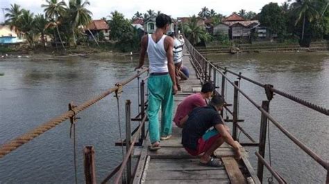 Alamat pejabat pos batu 6, jalan putera, 06250 alor setar,kedah km 20, jalan putera, 06150 ayer hitam,kedah no. Takut Terperosok Masuk Sungai, Warga Perbaiki Jembatan ...