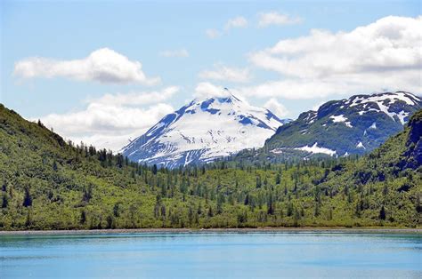 Lago Montañas Y Bosque Del Paisaje De Alaska Foto De Archivo Imagen