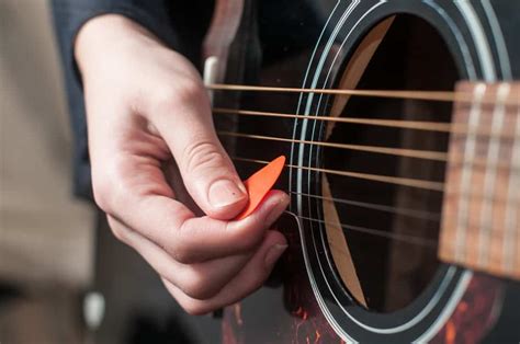 How To Hold A Guitar Pick Use Picks Properly The Doorstep