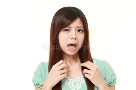 mujer japonesa joven que hace gesto de la parada foto de archivo imagen de enojado mano 62425446